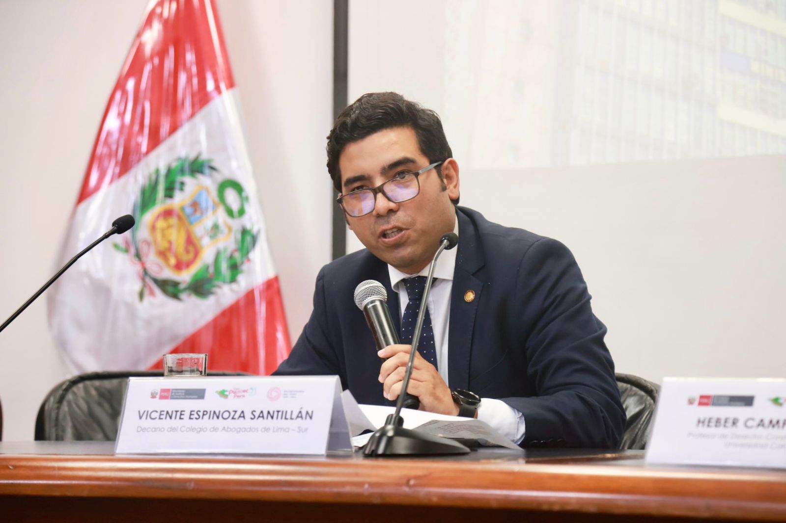 El Dr. Vicente Paul Espinoza Santillán, Decano del CALSUR, participó como ponente en la conferencia “Rol de la Policía Nacional y del Ministerio Público en la investigación criminal”