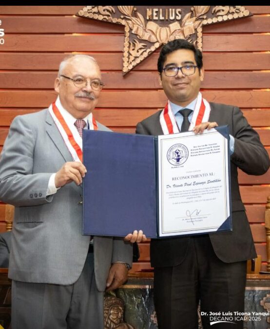 Presidente FIA otorga reconocimiento institucional a Presidente de JUDECAP