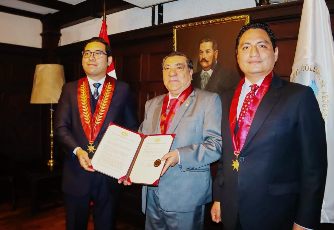 CALSUR incorpora como miembro honorario de la Orden al Dr. Víctor García Toma CALSUR incorpora como miembro honorario de la Orden al Dr. Víctor García Toma