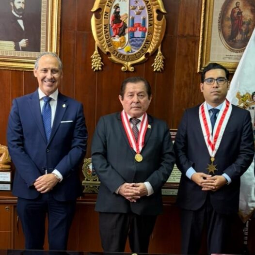El Dr. Vicente Paul Espinoza Santillan Decano CALSUR participó en la conferencia magistral “Inteligencia artificial y Estado de Derecho”