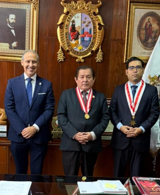 El Dr. Vicente Paul Espinoza Santillan Decano CALSUR participó en la conferencia magistral “Inteligencia artificial y Estado de Derecho”